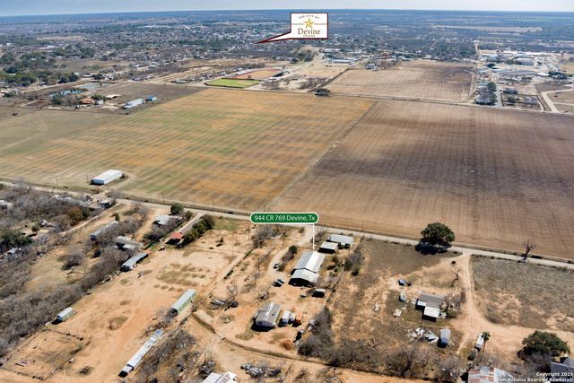 944 County Road 769, Devine, TX 78016
