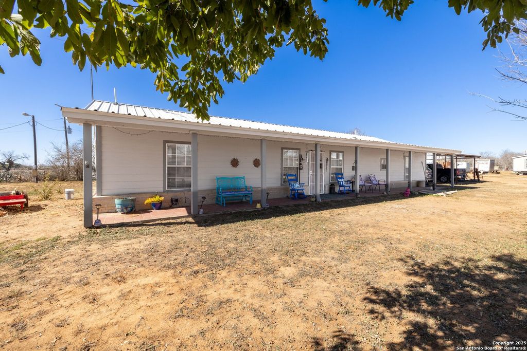 944 County Road 769, Devine, TX 78016