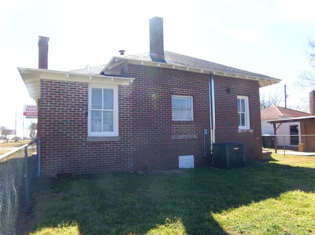 309 E Hinton Road, Weimar, TX 78962