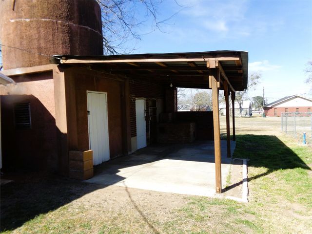 309 E Hinton Road, Weimar, TX 78962