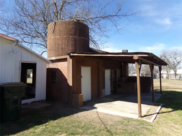 309 E Hinton Road, Weimar, TX 78962