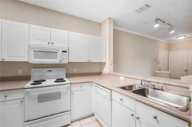 9301 CRESCENT LOOP CIRCLE 206, Tampa, FL 33619