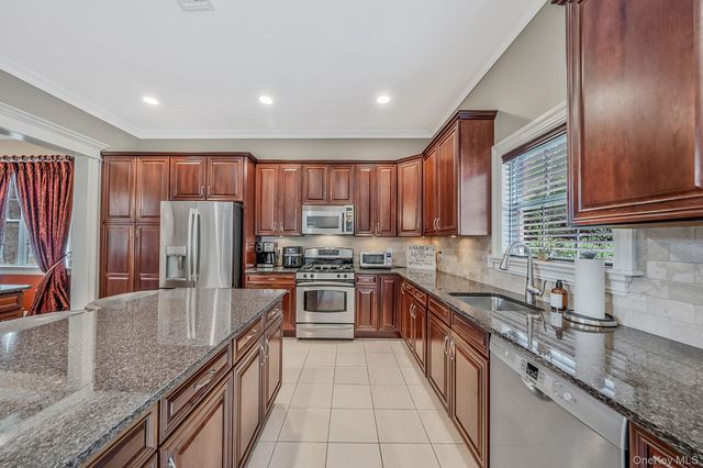 44 Independence Way, Miller Place, NY 11764