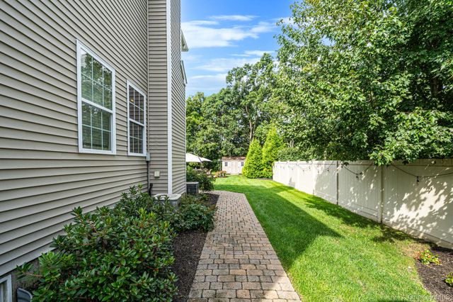 44 Independence Way, Miller Place, NY 11764