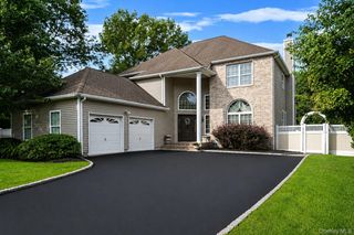 44 Independence Way, Miller Place, NY 11764