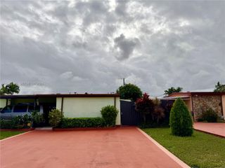 1056 W 67th St 2, Hialeah, FL 33012