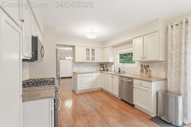 8750 Williamsport Drive, White Lake Charter Township, MI 48386