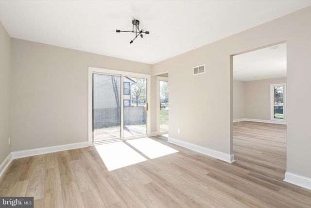 19 ENFIELD DR, East Windsor, NJ 08520