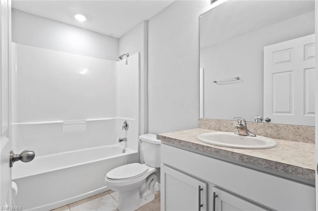 Image 11 of property listing at 1319 NW 14th PL, Cape Coral, FL 33993