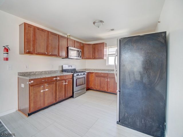 56 Kent St, Newark City, NJ 07108