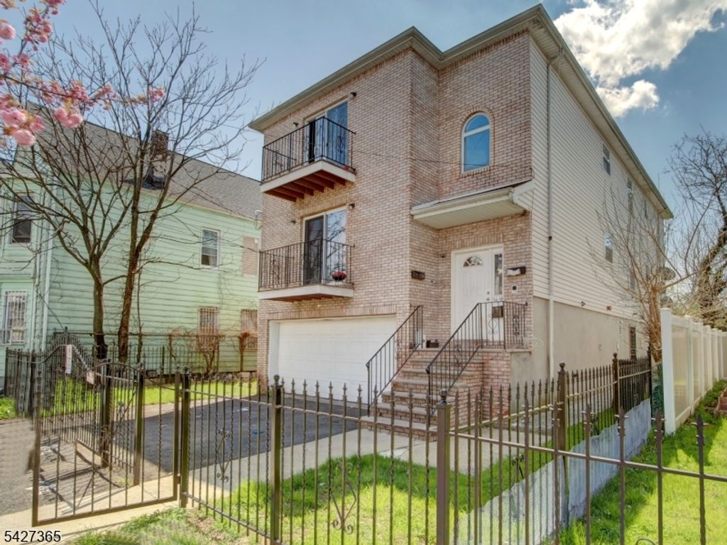 56 Kent St, Newark City, NJ 07108