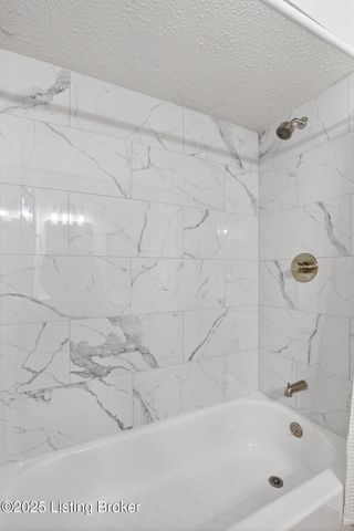 6101 Toebbe Ln, Louisville, KY 40229