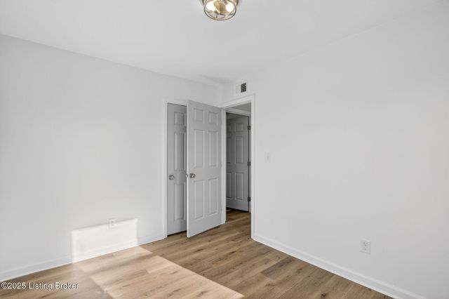 6101 Toebbe Ln, Louisville, KY 40229