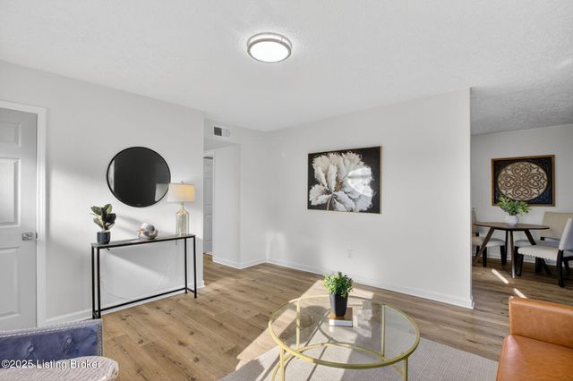 6101 Toebbe Ln, Louisville, KY 40229