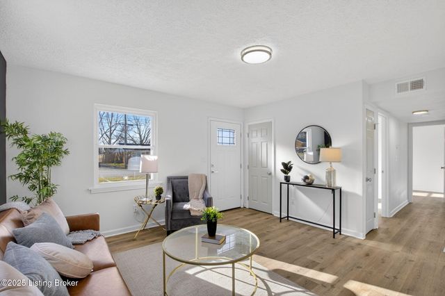 6101 Toebbe Ln, Louisville, KY 40229