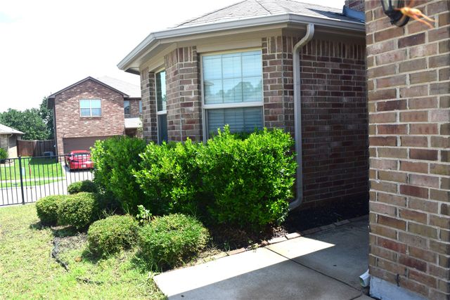 601 Buzzard Lake Trail, Fort Worth, TX 76120