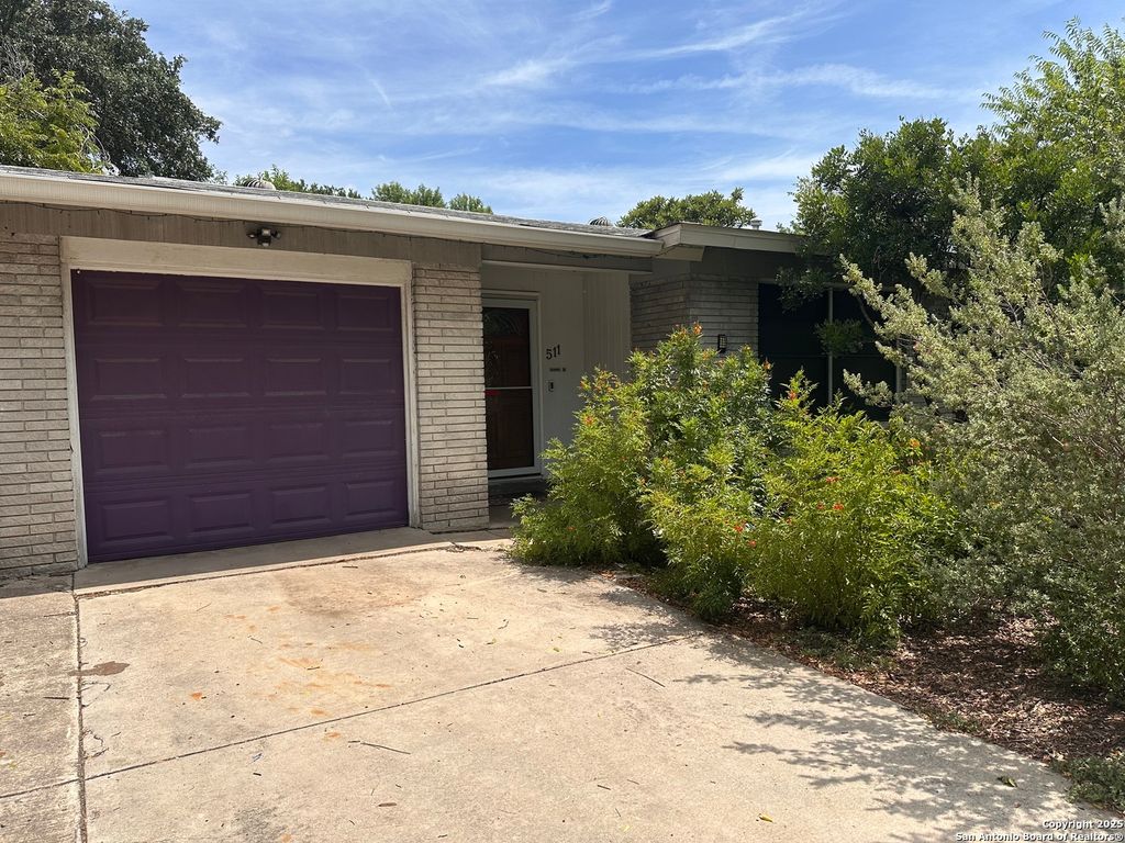 511 Redcliff Dr., San Antonio, TX 78216