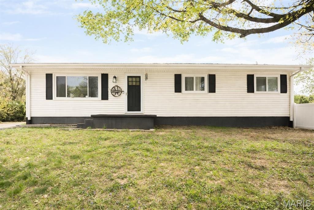 111 Cedar Lane, Glen Carbon, IL 62034