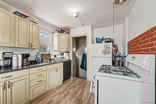 1058 Detroit Avenue, Lincoln Park, MI 48146