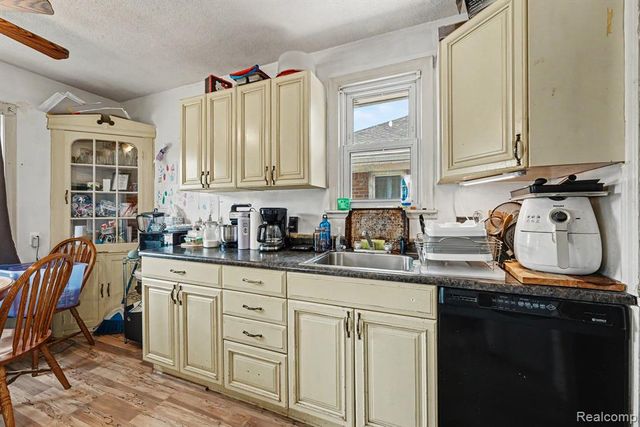 1058 Detroit Avenue, Lincoln Park, MI 48146