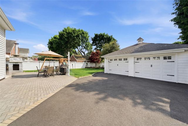 82 Sunset Road, Bay Shore, NY 11706