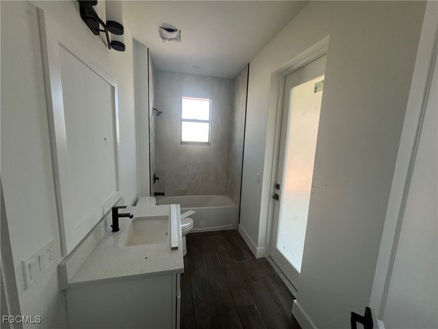 300 SW 13th CT, Cape Coral, FL 33991