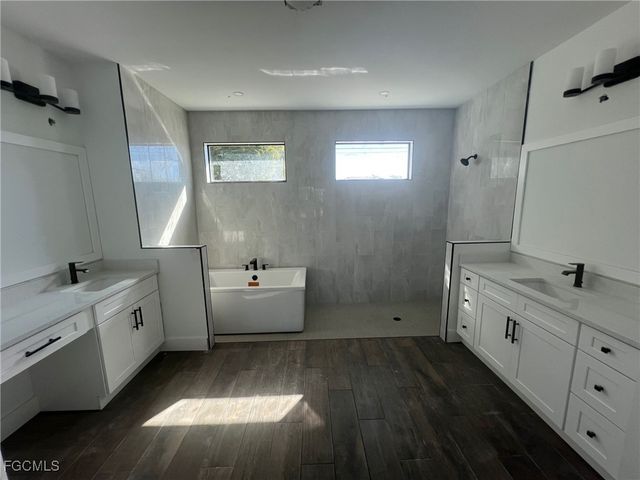 300 SW 13th CT, Cape Coral, FL 33991