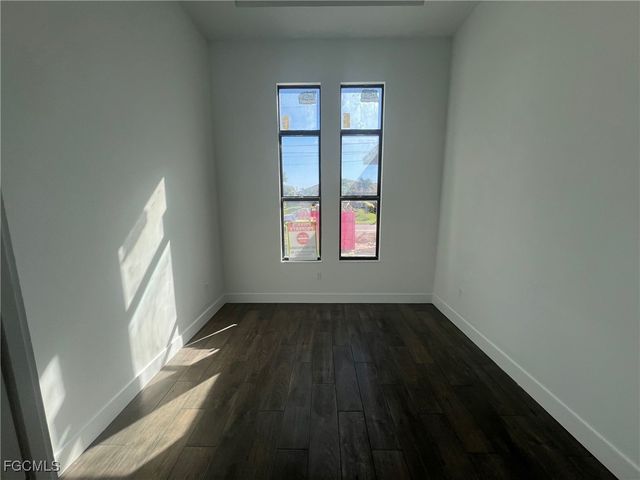 300 SW 13th CT, Cape Coral, FL 33991