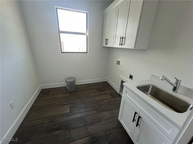 300 SW 13th CT, Cape Coral, FL 33991