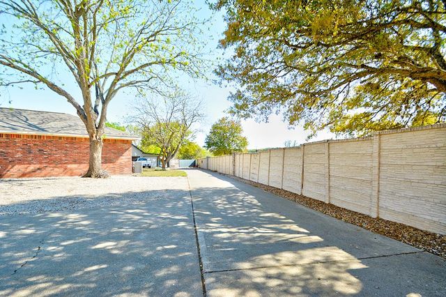 215 Canyon Creek Lane, Kerrville, TX 78028