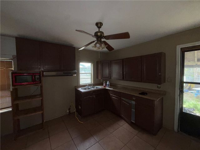 480 W Avenue G, Robstown, TX 78380