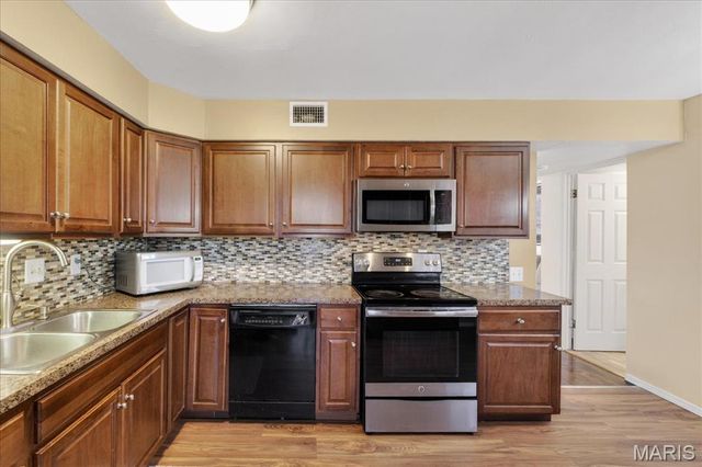 1054 Willow Brook Drive, St Louis, MO 63146