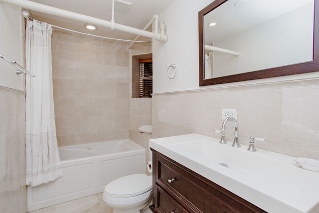 622 W Briar Place G, Chicago, IL 60657