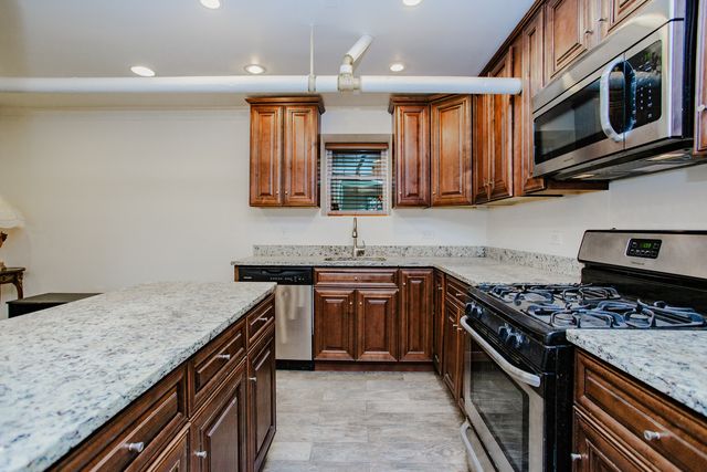 622 W Briar Place G, Chicago, IL 60657