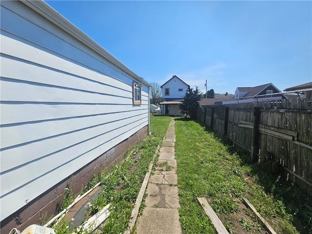 807 Hazlett Ave, Brackenridge, PA 15014