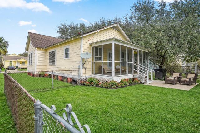 5127 Bernardo De Galvez, Galveston, TX 77551