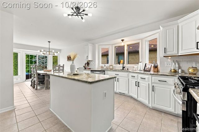 45563 Thorn Tree Lane, Macomb, MI 48044
