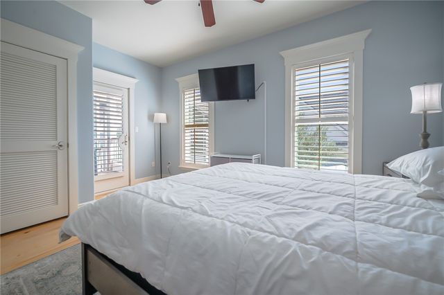 412 Sailhouse Way, Rockport, TX 78382