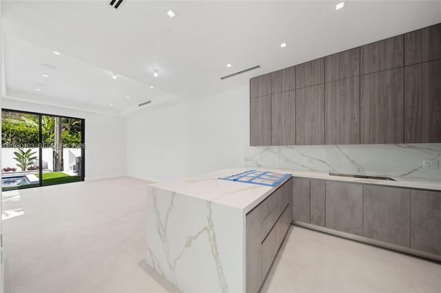 2710 S Le Jeune Rd, Coral Gables, FL 33134