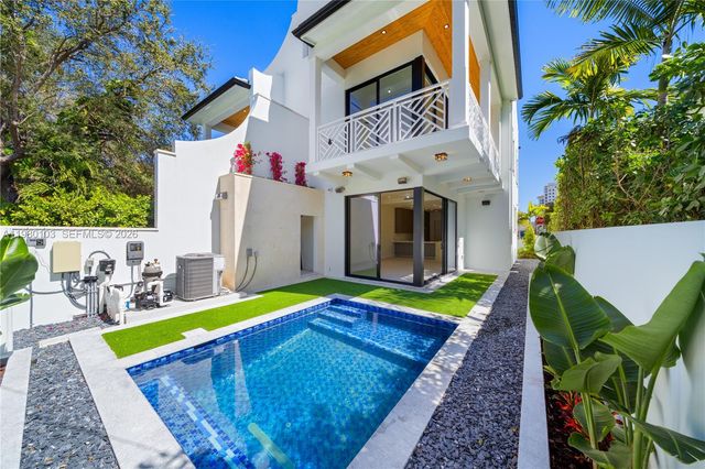 2710 S Le Jeune Rd, Coral Gables, FL 33134