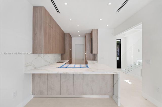 2710 S Le Jeune Rd, Coral Gables, FL 33134