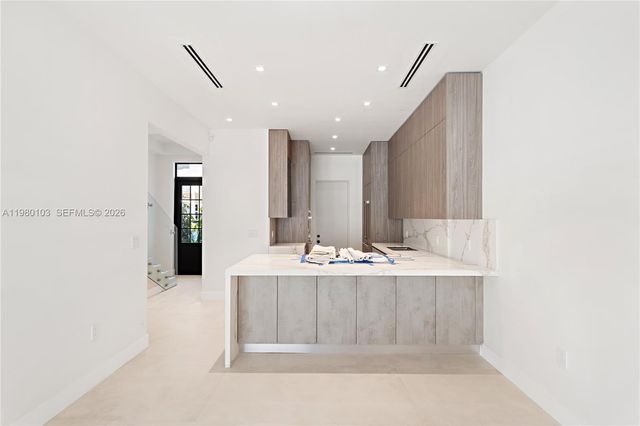 2710 S Le Jeune Rd, Coral Gables, FL 33134