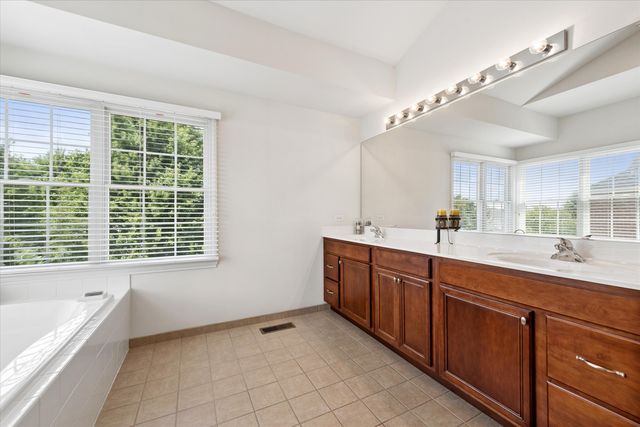 29 Glacier Circle, South Barrington, IL 60010