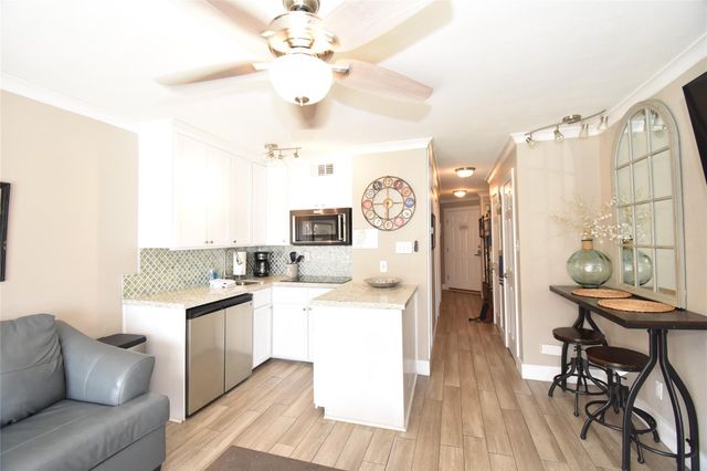 6102 Seawall Boulevard 114, Galveston, TX 77551