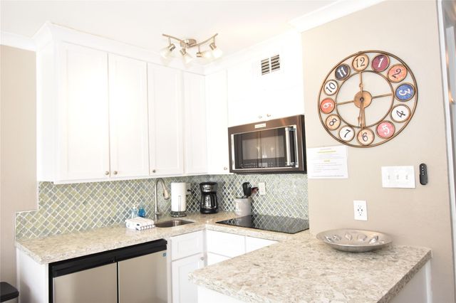 6102 Seawall Boulevard 114, Galveston, TX 77551
