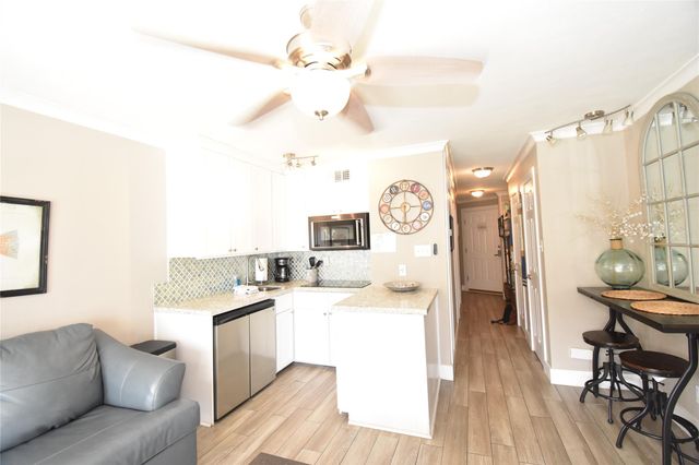 6102 Seawall Boulevard 114, Galveston, TX 77551