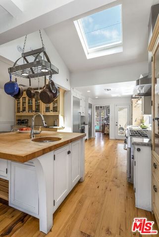 5232 Irvine Avenue, North Hollywood, CA 91601