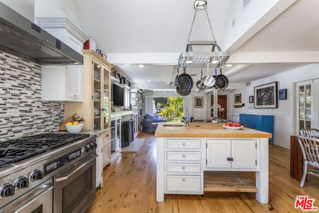 5232 Irvine Avenue, North Hollywood, CA 91601