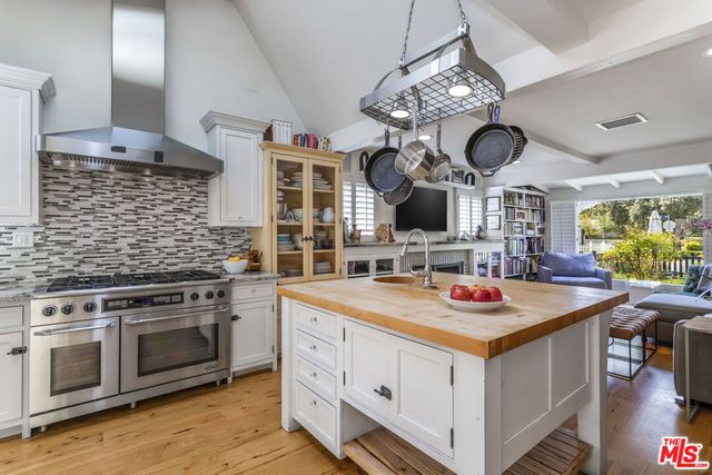 5232 Irvine Avenue, North Hollywood, CA 91601