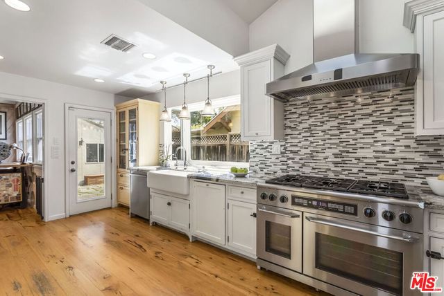 5232 Irvine Avenue, North Hollywood, CA 91601